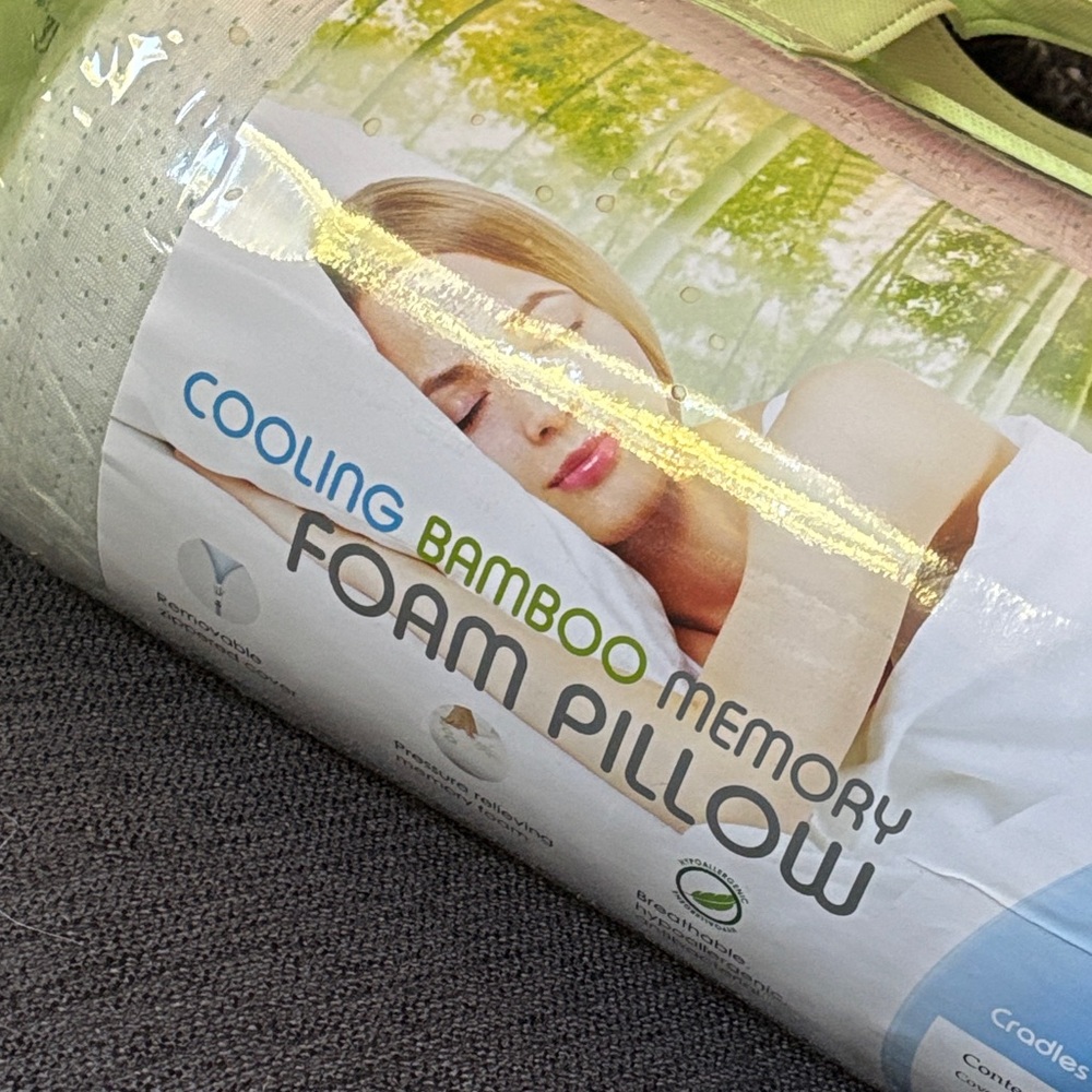 Que Bamboo Memory Foam Pillow - White and Green